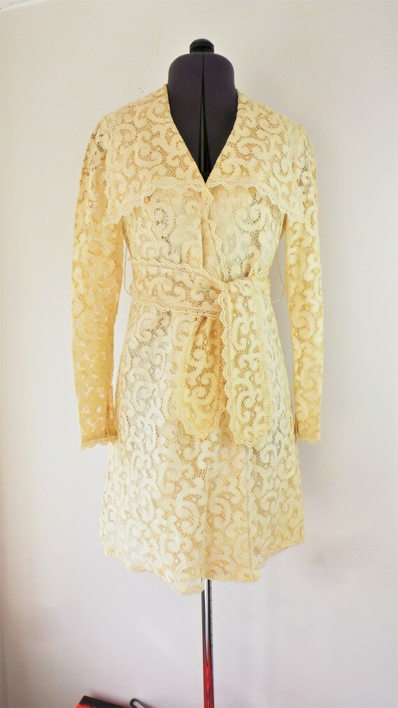 Beautiful 1960s cream lace jacket with statement … - image 3