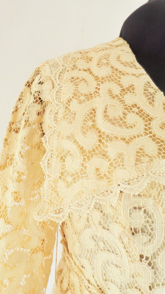 Beautiful 1960s cream lace jacket with statement … - image 7