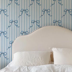 Carta da parati Pirouette Coquette Bow Ribbon Cornflower Blue Cream di Oh So Daisy / Rotolo da incollare al muro da 10 metri / Cottage Coquette Nursery
