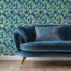 Primrose Path Floral Tapete Pistachio Navy von Oh So Daisy | Wandkleister 10 Meter Rolle | Cottage Chateaucore Ditsy Vintage Minimalismus