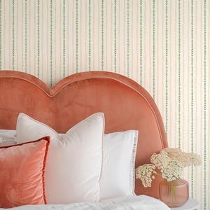 Carta da parati Riviera Stripe Peaches and Fern di Oh So Daisy / Rotolo da incollare al muro da 10 metri / Stile cottage floreale bohémien mediterraneo per cameretta dei bambini