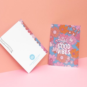 Carte de voeux A6 florale prairie de fleurs sauvages Hugs & Good Vibes avec enveloppe | Blanc à l'intérieur | Anniversaire Merci Nouveau bébé Années 60 70 Rétro