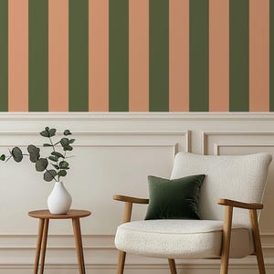 Carta da parati Stately Stripe Peach Fern Green di Oh So Daisy / Rotolo da 10 metri da incollare al muro / Decorazione da parete moderna e audace Cottage Chateaucore