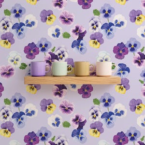 Stiefmütterchen Party Tapete Flieder Lila Floral von Oh So Daisy | Wand einkleben 50 cm x 10 Meter Rolle | Cottage Kern Küche Bauernhaus Wanddekor