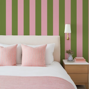 Carta da parati a righe signorili verde salvia rosa di Oh So Daisy / Rotolo da incollare al muro da 10 metri / Decorazione da parete moderna e audace Cottage Chateaucore Coquette