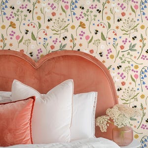 Carta da parati Bumblebee Meadow Cream Bee Nature Floral di Oh So Daisy / Rotolo da incollare al muro da 10 metri / Cottage Chateaucore retrò vintage primavera