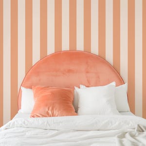 Carta da parati Stately Stripe Peach Vintage Cream di Oh So Daisy / Rotolo da 10 metri da incollare al muro / Decorazione da parete moderna e audace Cottage Chateaucore
