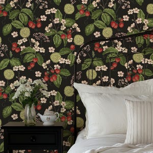 Woodland Erdbeere Tapete Schwarz Dunkel Floral von Oh So Daisy | Wand einkleben 50 cm x 10 Meter Rolle | Cottagecore Küche Bauernhaus Mauer