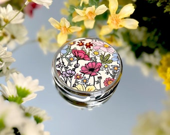 Double miroir cosmétique à imprimé floral She's A Wildflower | Miroir de maquillage de poche de poche 7,3 cm | Cadeau rouge à lèvres