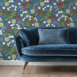 Wald Erdbeer Tapete Blau Floral von Oh So Daisy | Wand einkleben 50 cm x 10 Meter Rolle | Cottage Kern Küche Bauernhaus Wanddekor