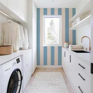stattliche gestreifte Tapete in zartem Blau und Creme von Oh So Daisy | Wandkleister 10 Meter Rolle | Cottage Chateaucore Coquette Moderne mutige Wand-Dekor