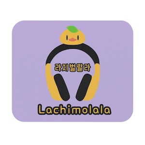 Könnte beinhalten: Ein lila Mousepad mit einer Cartoon-Ente, die Kopfhörer trägt. Die Ente ist gelb mit einem grünen Kamm und schwarzen Akzenten. Der Text "Lachimolala" steht unter den Kopfhörern in gelber Schrift.