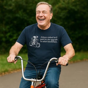 Camiseta unisex con el texto &quot;Johnny deseaba tener manillares para adultos&quot; (se puede personalizar)