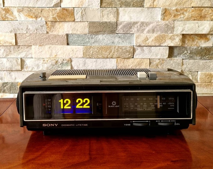 Vintage Sony Digimatic TFM C650WL Litetime Flip Clock Radio. Blacklight