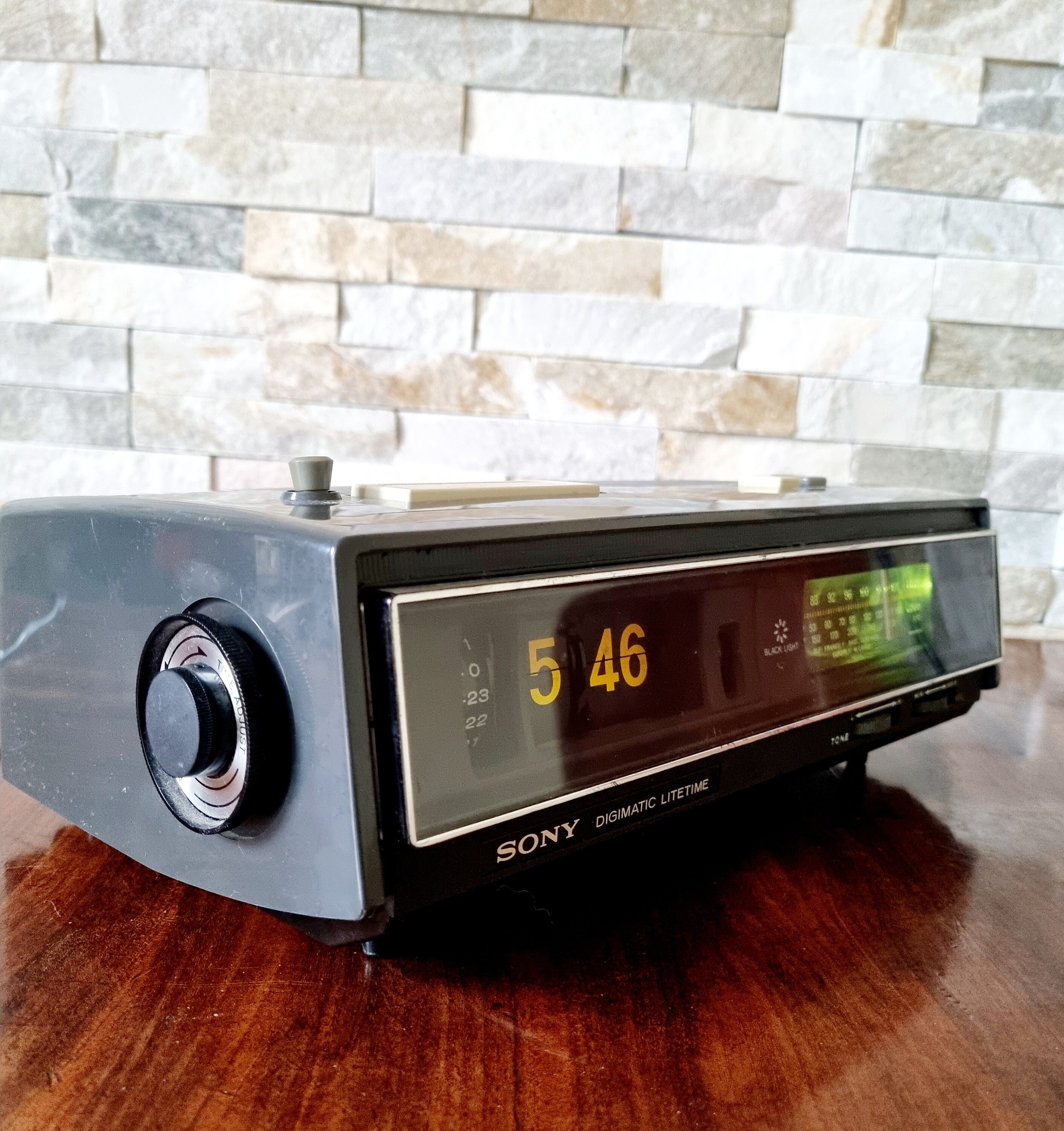 Vintage Sony Digimatic TFM C650WL Litetime Flip Clock Radio. Blacklight