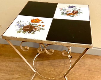 Vintage años cincuenta pequeña mesa de centro mesa de plantas hierro forjado pátina mosaico azulejos flores
