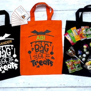 Gepersonaliseerde Halloween tas truc of traktatie tas met snoep en schattenjacht spel / halloween spel / halloween thuis / truc of behandelen thuis