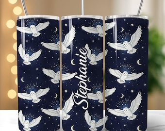 Vaso personalizado de 590 ml con tapa y pajita de acero inoxidable, diseño de búho nival bajo la luna y las estrellas, ideal para regalar en una velada con cielo nocturno azul marino encantado.