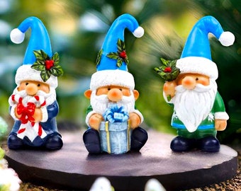 Himmelblauer Hut-festlicher Feiertags-Wichtel-Satz von drei Miniatur-Weihnachtstabletop-Figürchenstatuen