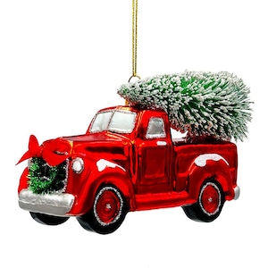 伝統的な赤いトラックと装飾用の木、ガラスのクリスマスオーナメント