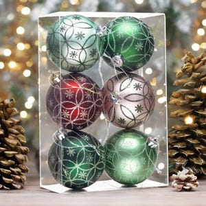 Conjunto de 6 adornos encantadores de naturaleza sutil en verde pino, verde claro, verde menta, rosa y rojo mate.