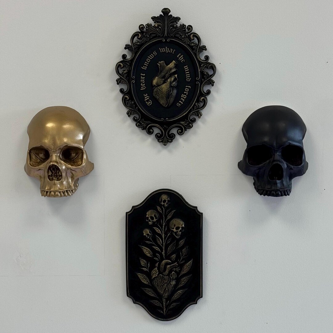 ゴシック樹脂製スカル壁掛け：ダークホームデコレーション（14x14x4cm
