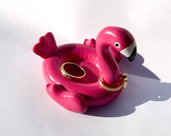 Flamingo Pool Float Prydnadsfat och Ringträdhållare, Rosa Quirky Ringställ, Dopamindekor