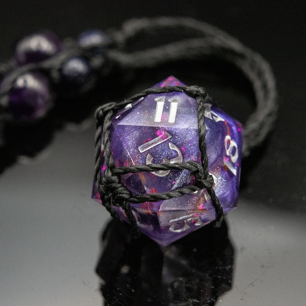 W20 Kette mit handgemachtem, wechselbarem DnD Würfel für Pen and Paper RPG aus Makramee, Amethyst lila