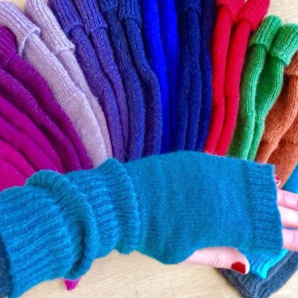 Gants sans doigts tricotés à la main en laine mohair écossaise filée à la main. Chauffe-poignets, mitaines, accessoires d’hiver.