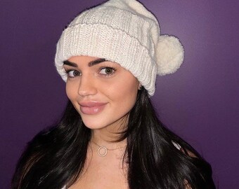 Pom Pom bonnet chapeau tricoté à la main dans 100% pure laine, chapeau d’hiver pour femmes gros cadeaux d’hiver pour elle. Mode d’automne et de printemps