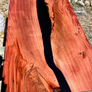 カスタムマドロンライブエッジエポキシリバーテーブル、樹脂リバーテーブル、ハードウッドコーヒーテーブル、ボヘミアン家具、ユニークなライブエッジテーブル