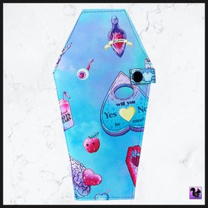 Cartera plegable con forma de ataúd de bruja con acuarela