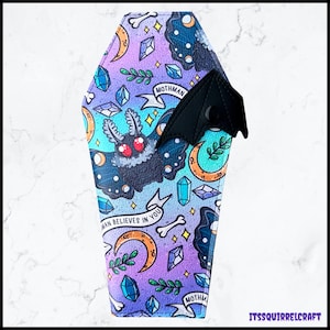 Cartera plegable con forma de ataúd y solapa de ala de murciélago de Mothman Believes In You