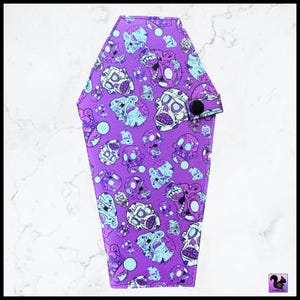 Cartera plegable con forma de ataúd de zombi de Purple Brains