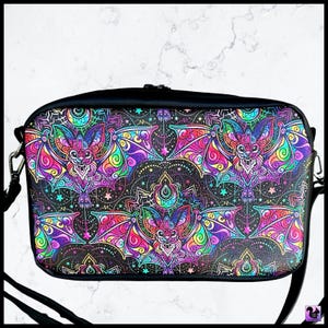 Bolso bandolera o de hombro Catalina con diseño de murciélagos y remolinos de arcoíris