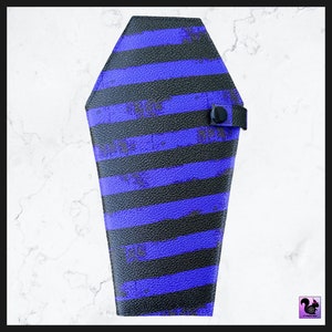 OFERTA Cartera plegable violeta grunge con forma de ataúd