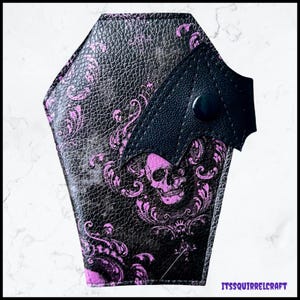 Cartera plegable de bolsillo con solapa y alas de murciélago y calavera de damasco en forma de ataúd