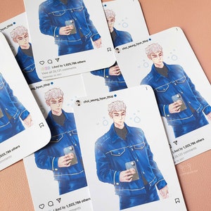 Puede incluir: Una ilustración digital de una persona con cabello blanco que lleva una chaqueta vaquera azul y pantalones vaqueros azules. La persona sostiene un teléfono móvil en su mano derecha. La imagen es una maqueta de una publicación de Instagram con el texto "choi_seung_hyun_tttop" y "Me gusta de 1.025.786 otras personas" en la parte superior e inferior de la imagen.