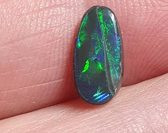 Cabochon en forme de larme Lightning Ridge massif 1,5 ct, opale noire d'Australie