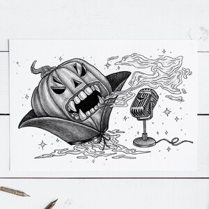 Pode incluir: Uma ilustração em preto e branco de uma abóbora com presas cantando em um microfone vintage. A abóbora está usando uma capa e está cercada por fumaça e estrelas.