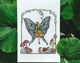 Lámina artística de estilo Art Nouveau con hada de los hongos: Polilla Luna en un colorido mundo forestal