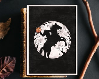 Pode incluir: Uma ilustração em preto e branco de um cavaleiro a cavalo segurando uma abóbora esculpida na frente de uma lua cheia. A lua é cercada por galhos nus.