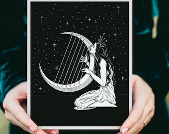 Diosa de la luna Selene tocando el arpa, arte de pared de la mitología griega, decoración de la academia oscura, dibujo de tinta de estilo vintage Art Nouveau Lámina artística