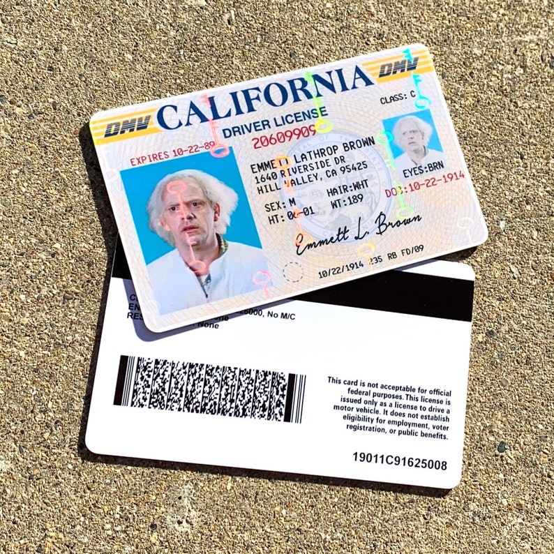 K&ouml;nnte beinhalten: Ein kalifornischer F&uuml;hrerschein mit einem Foto von Emmett Lathrop Brown, der Figur Doc Brown aus der Back to the Future-Filmreihe. Die F&uuml;hrerscheinnummer lautet 20609909 und das Ablaufdatum ist der 10-22-89. Der F&uuml;hrerschein gibt an, dass Emmett m&auml;nnlich ist, 1,55 m gro&szlig; ist, wei&szlig;e Haare und braune Augen hat. Der F&uuml;hrerschein ist nicht f&uuml;r offizielle Bundeszwecke g&uuml;ltig.