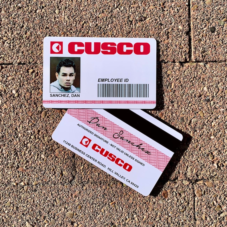 K&ouml;nnte beinhalten: Ein wei&szlig;er Plastik-Mitarbeiter-Ausweis mit einem roten Logo, auf dem "CUSCO" steht, und einem Foto eines Mannes. Die Karte tr&auml;gt den Text "EMPLOYEE ID" und "SANCHEZ, DAN". Die Karte hat au&szlig;erdem einen schwarzen Magnetstreifen und einen roten Streifen mit dem Text "AUTHORIZED SIGNATURE - NOT VALID UNLESS SIGNED" und "11249 BUSINESS CENTER ROAD, HILL VALLEY, CA 95420".