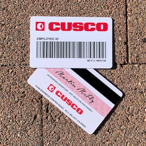 K&ouml;nnte beinhalten: Ein wei&szlig;er Plastik-Mitarbeiter-Ausweis mit einem rot-wei&szlig;en Logo f&uuml;r "CUSCO" und einem Barcode. Die Karte tr&auml;gt den Text "EMPLOYEE ID" und "MCFLY, MARTIN".