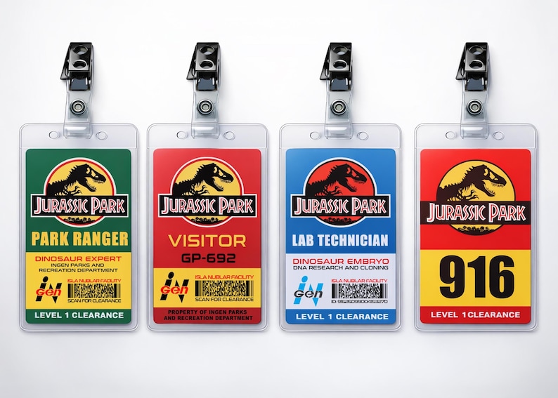 Puede incluir: Cuatro insignias de identificaci&oacute;n de Jurassic Park de pl&aacute;stico con clips negros. Las insignias presentan el logotipo de Jurassic Park y texto que identifica roles: Park Ranger, Visitor, Lab Technician y 916. Cada insignia tiene un esquema de color y texto &uacute;nicos.