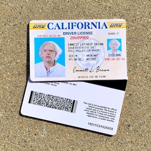 K&ouml;nnte beinhalten: Ein kalifornischer F&uuml;hrerschein mit einem Foto von Emmett Lathrop Brown, der Figur Doc Brown aus den Zur&uuml;ck in die Zukunft-Filmen. Die F&uuml;hrerscheinnummer lautet 20609909 und das Ablaufdatum ist der 10-22-89. Der F&uuml;hrerschein gibt an, dass Emmett 1,85 Meter gro&szlig; ist und 86 Kilogramm wiegt. Der F&uuml;hrerschein gibt auch an, dass Emmetts Augen braun und seine Haare wei&szlig; sind. Der F&uuml;hrerschein wurde am 10/22/14 ausgestellt.
