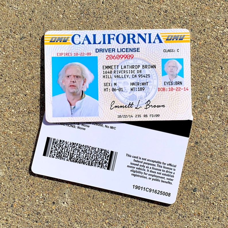 K&ouml;nnte beinhalten: Ein kalifornischer F&uuml;hrerschein mit einem Foto von Emmett Lathrop Brown, der Figur Doc Brown aus den Zur&uuml;ck in die Zukunft-Filmen. Die F&uuml;hrerscheinnummer lautet 20609909 und das Ablaufdatum ist der 10-22-89. Der F&uuml;hrerschein gibt an, dass Emmett 1,85 Meter gro&szlig; ist und 86 Kilogramm wiegt. Der F&uuml;hrerschein gibt auch an, dass Emmetts Augen braun und seine Haare wei&szlig; sind. Der F&uuml;hrerschein wurde am 10/22/14 ausgestellt.