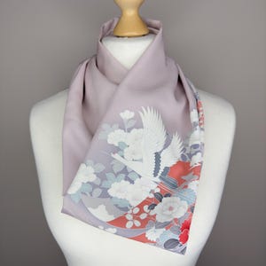 Sciarpa Kimono Lilla in Seta Infinita – Seta Giapponese Vintage con Gru e Fiori / Sciarpa ad Anello Fatta a Mano / Regalo Riciclato dal Giappone